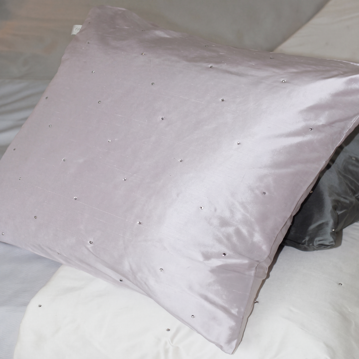 Kuddfodral i siden med Swarovski "diamanter"