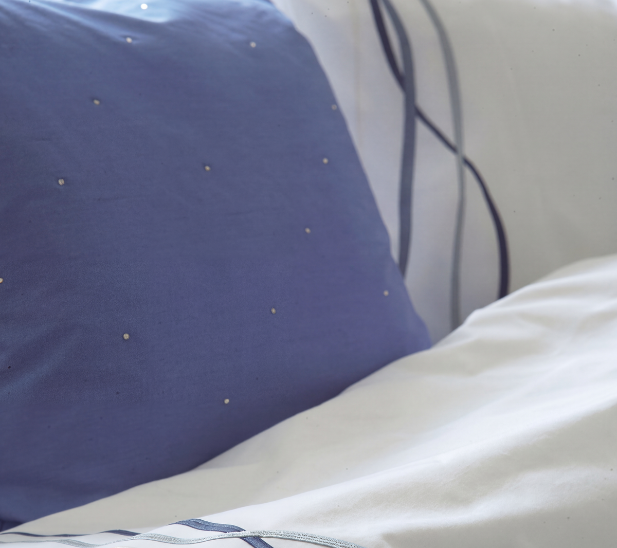 Kuddfodral i siden med Swarovski "diamanter"
