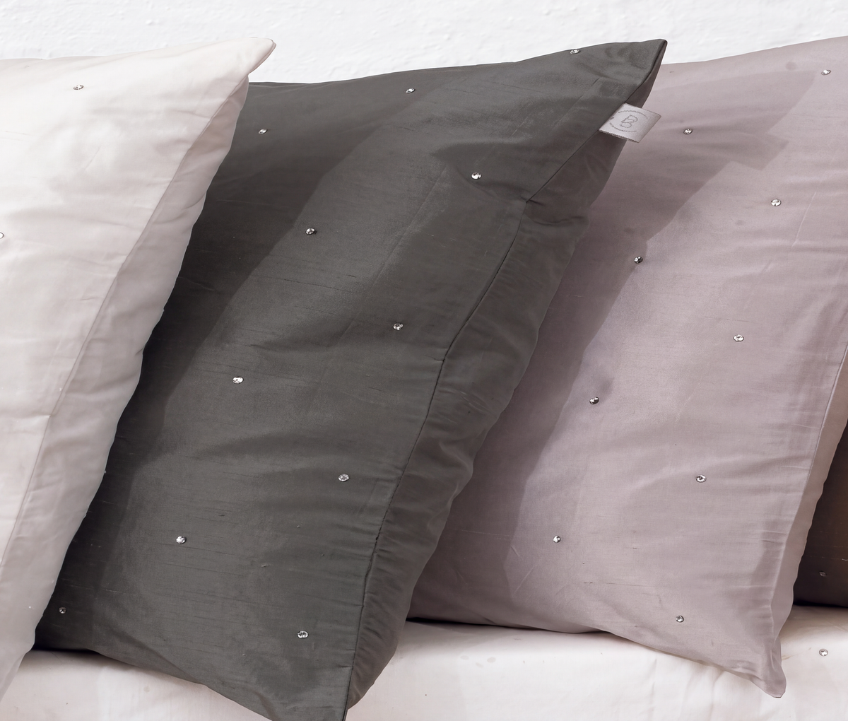 Kuddfodral i siden med Swarovski "diamanter"