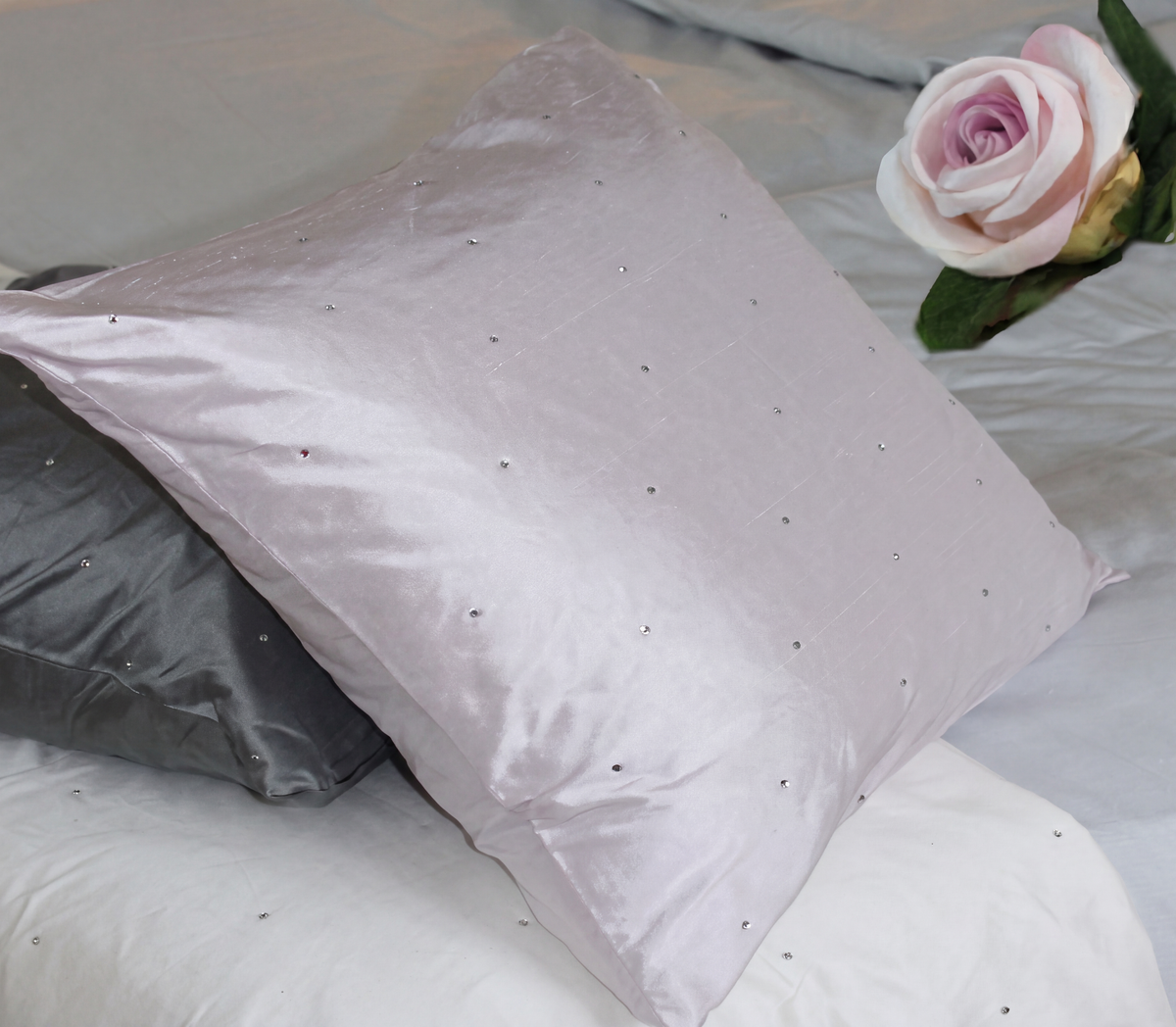 Kuddfodral i siden med Swarovski "diamanter"